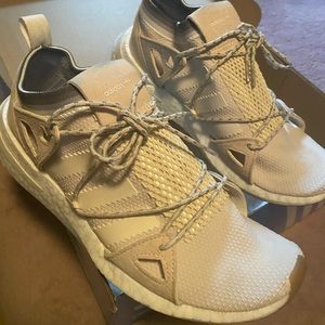 adidas Arkyn
Chalk White (W)

100% Authentic
Condition:
New